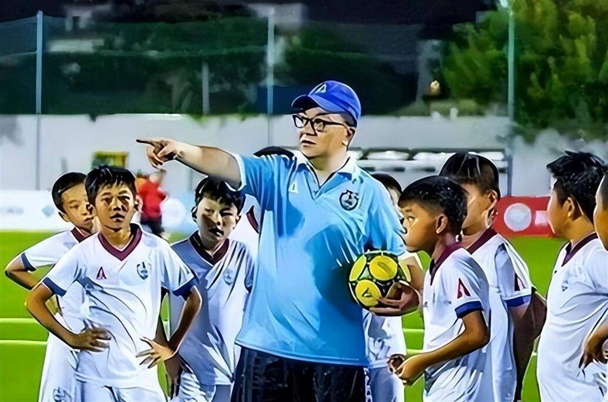 C罗最佳球员引争议，门将扑救遭忽视，裁判吹罚抢风头'>
                                        </a>
                                      </li> <li class='hiSlider-item td-dynamic-news-card'>
                                        <a href=